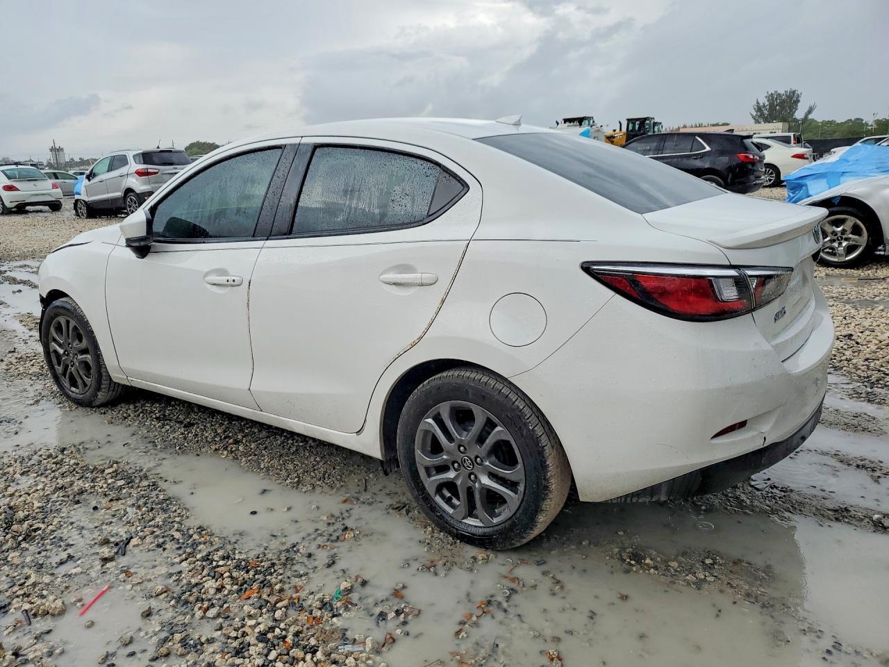 2019 Toyota Yaris Le - Фото 2