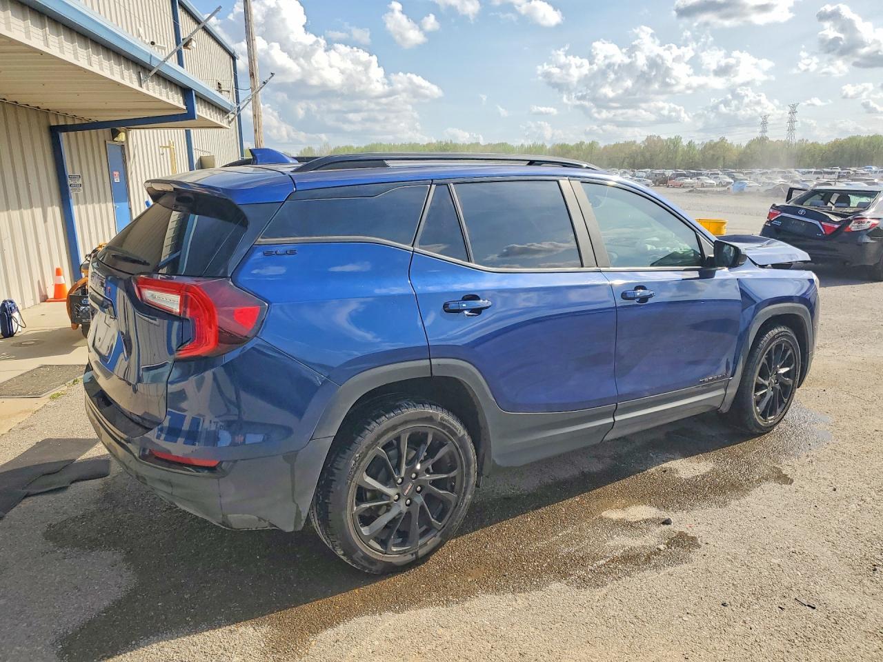 2023 GMC Terrain Sle - Image 3
