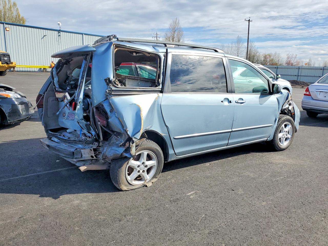 2004 Toyota Sienna Le 7 Passenger - Фото 3