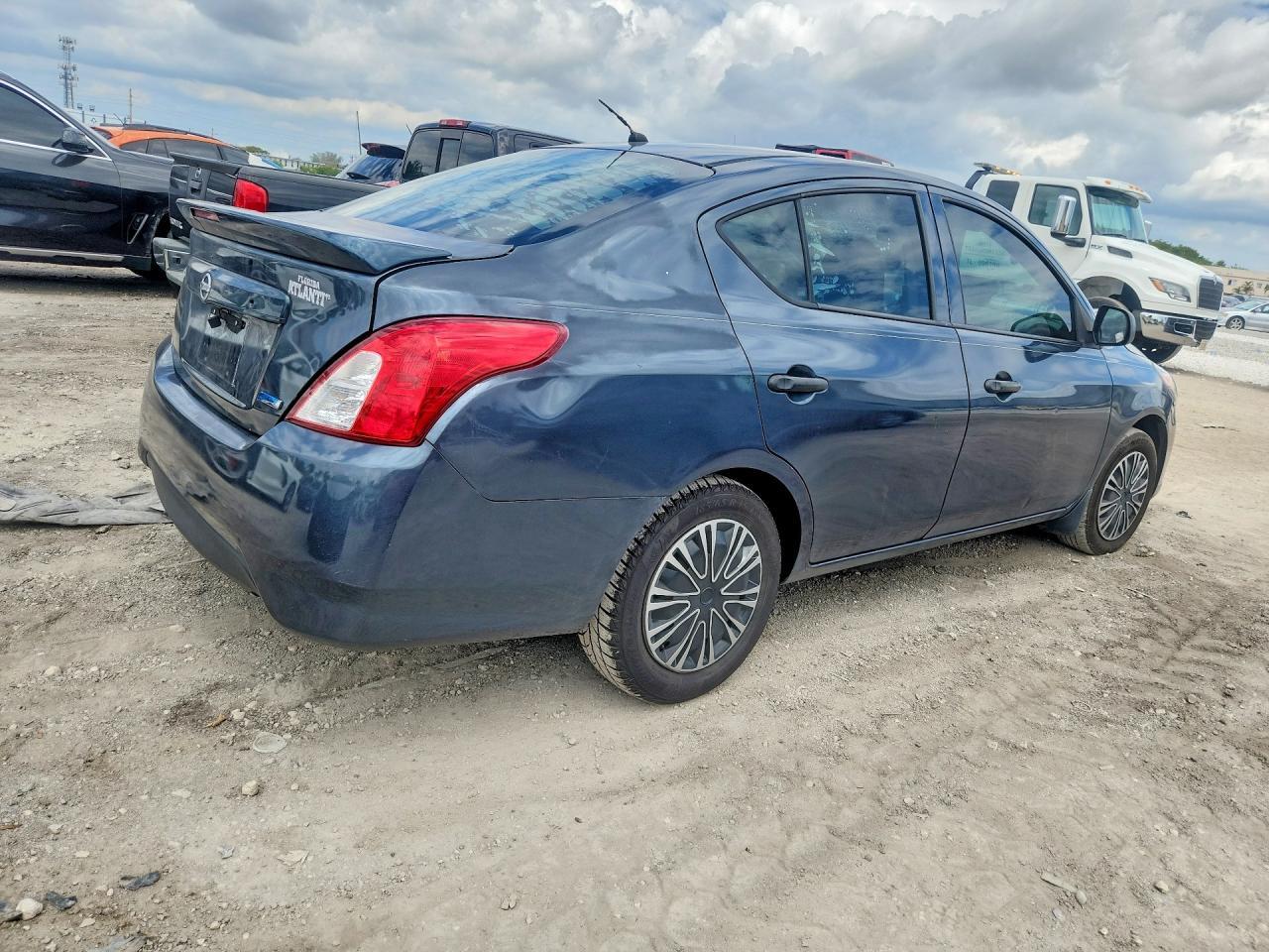 2015 Nissan Versa 1.6 S Plus - Image 3