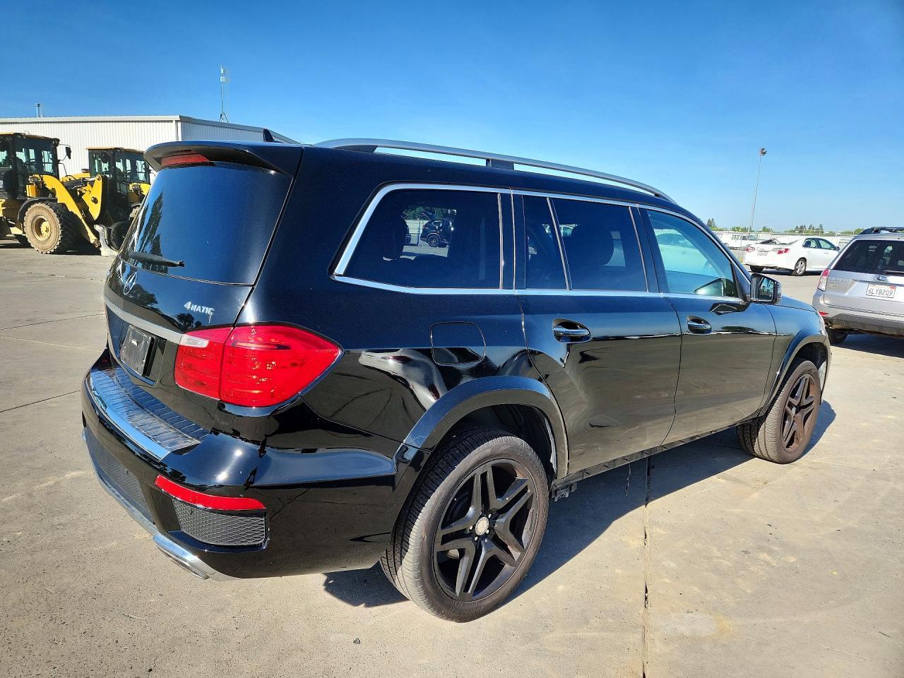2015 Mercedes-Benz Gl 550 4Matic - Image 3