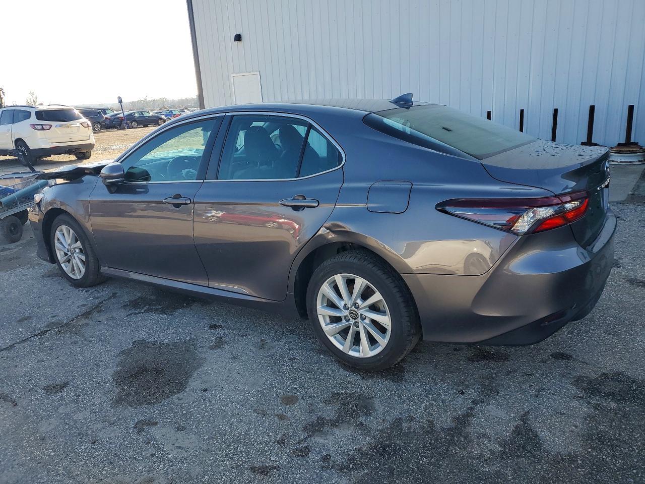 2022 Toyota Camry Le - Фото 2