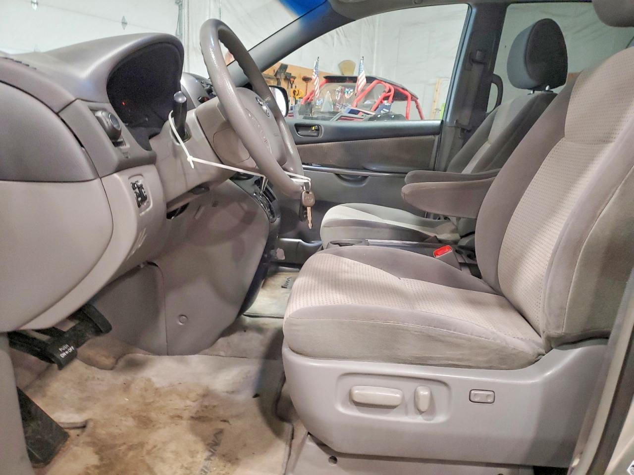 2010 Toyota Sienna Le 7-Passenger - Фото 7
