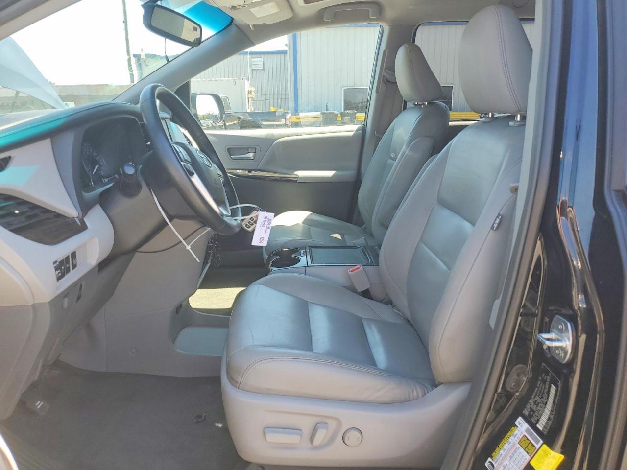 2017 Toyota Sienna Xle Premium 8-Passenger - Фото 7