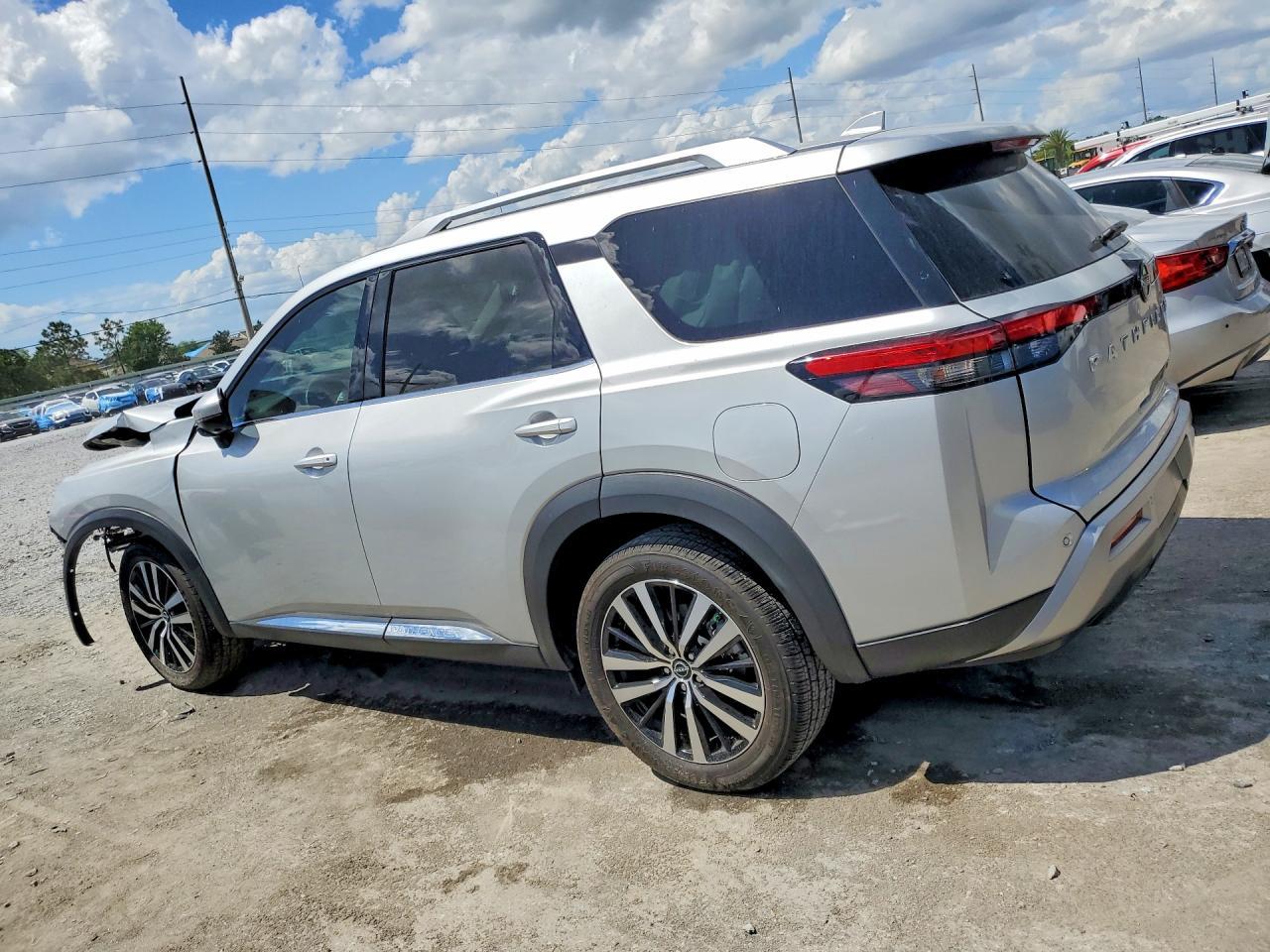 2023 Nissan Pathfinder Platinum - Фото 2