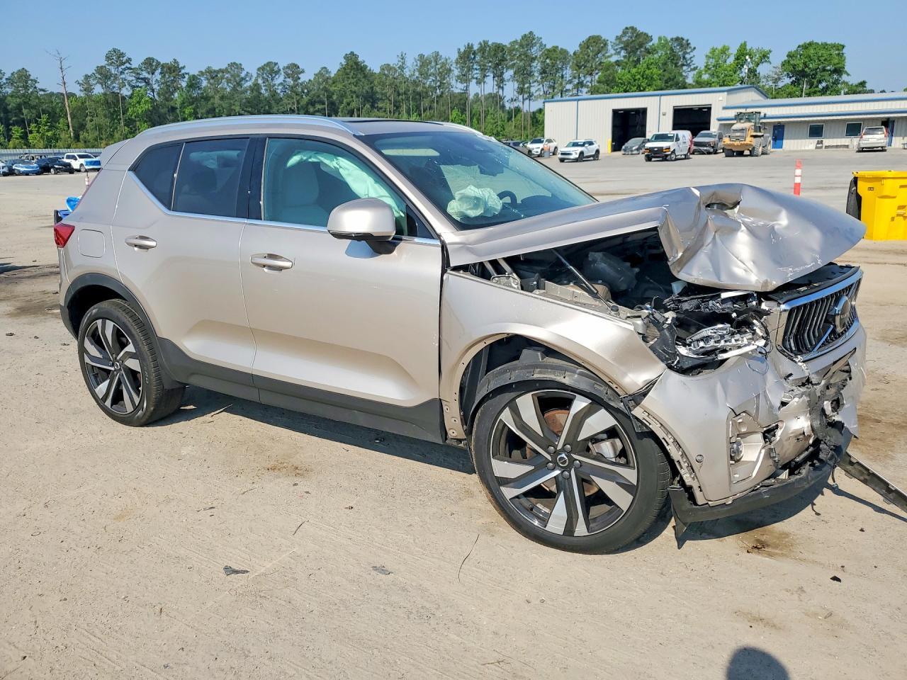 2023 Volvo Xc40 Plus - Image 4