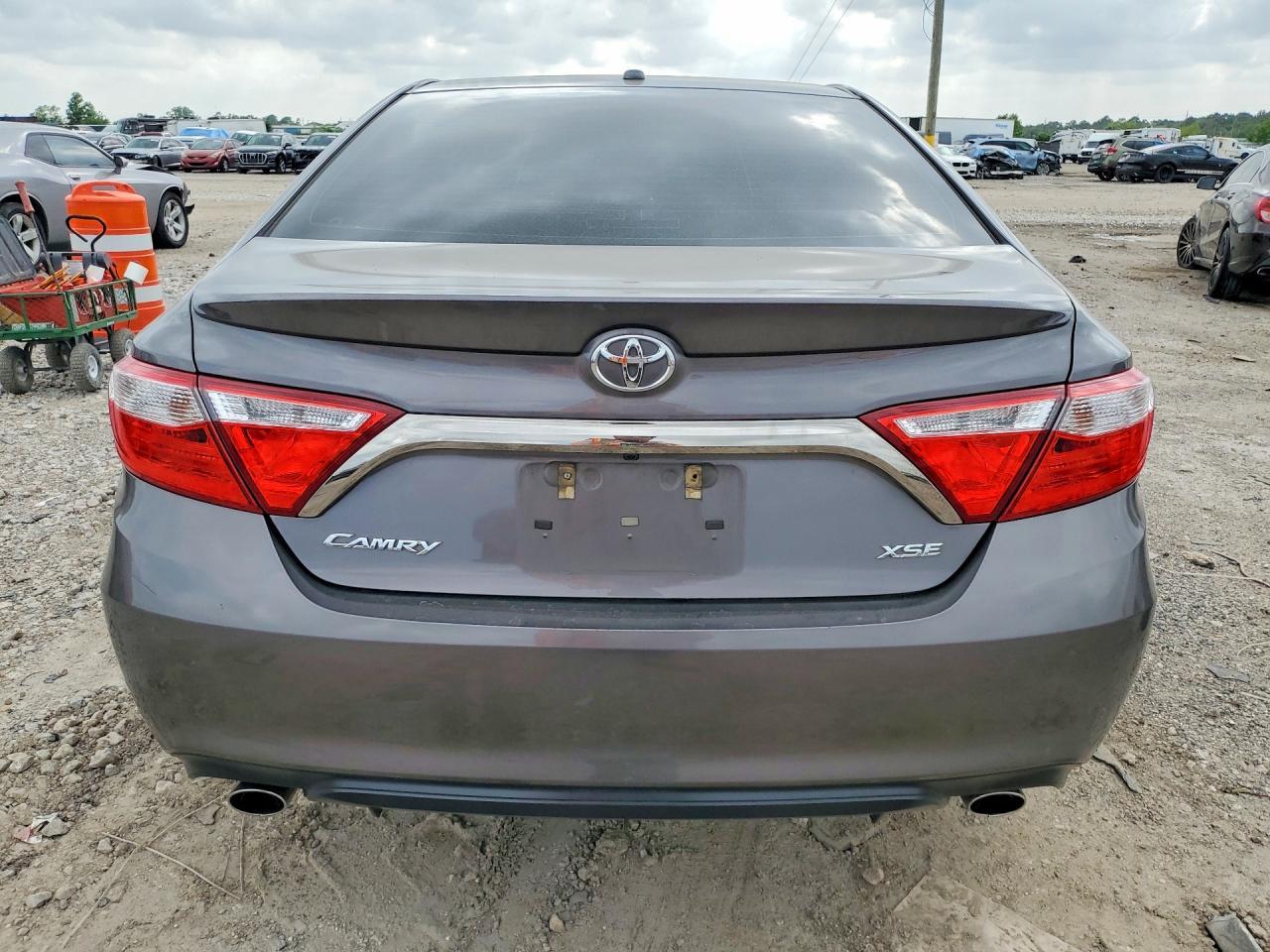 2016 Toyota Camry Xse V6 - Image 6
