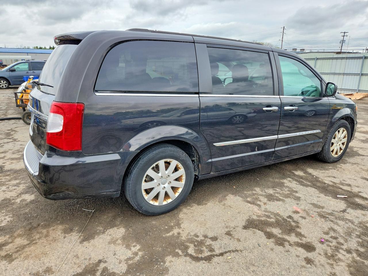 2015 Chrysler Town & Country Touring - Image 3