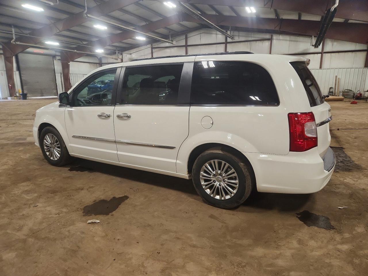 2013 Chrysler Town & Country Touring L - Фото 2