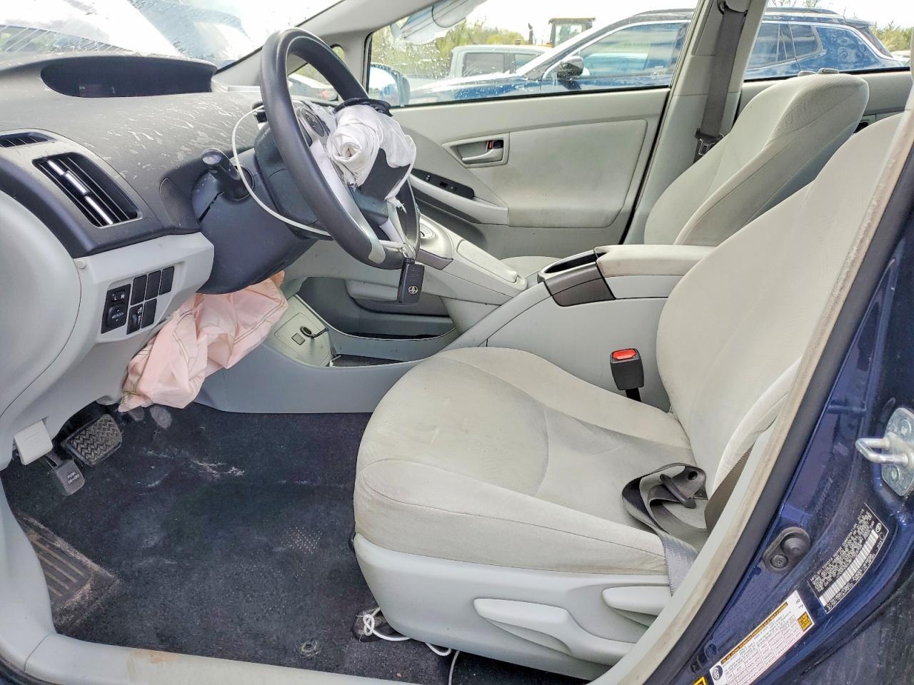 2015 Toyota Prius Two - Фото 7