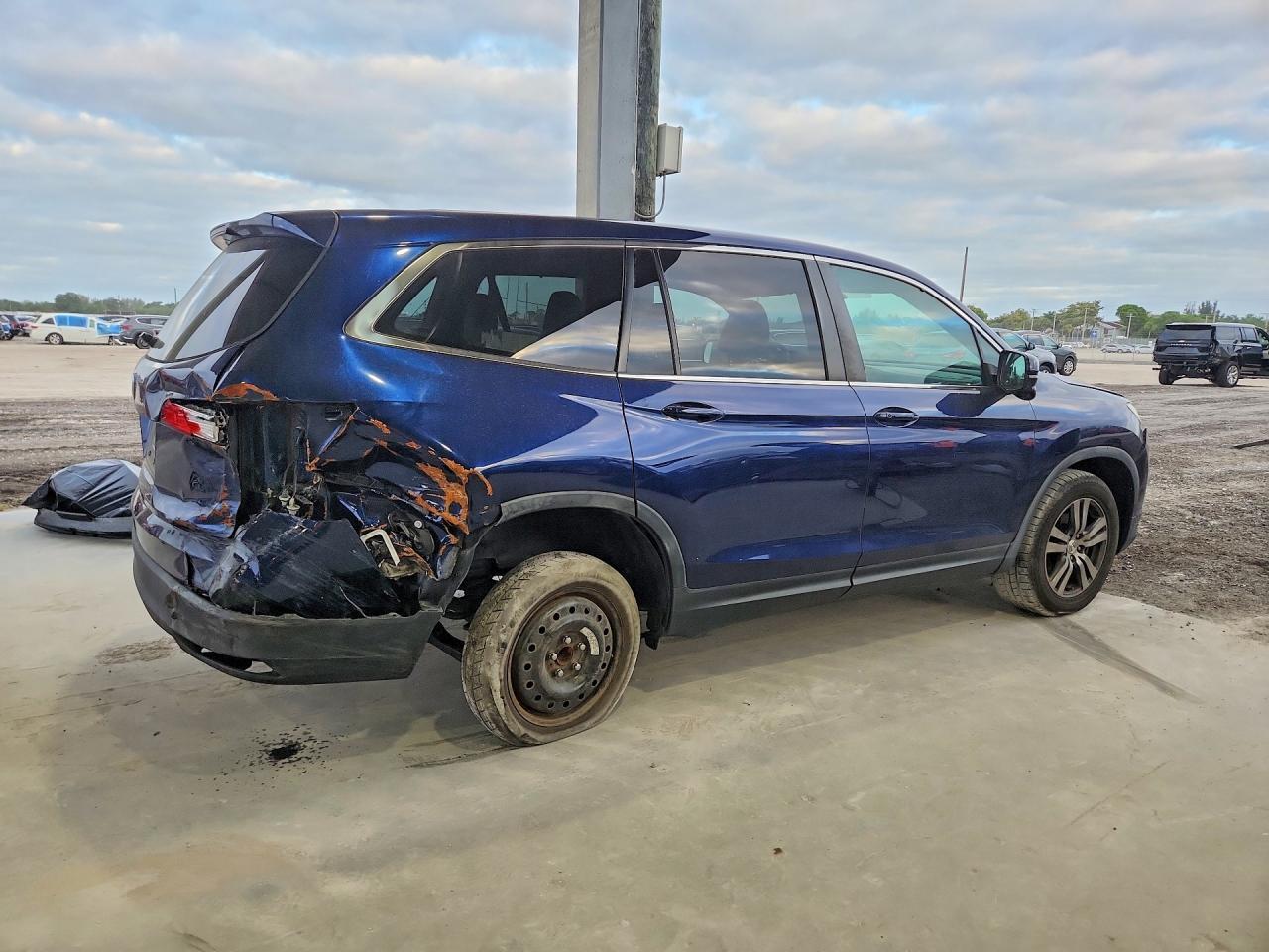 2017 Honda Pilot Ex - Image 3