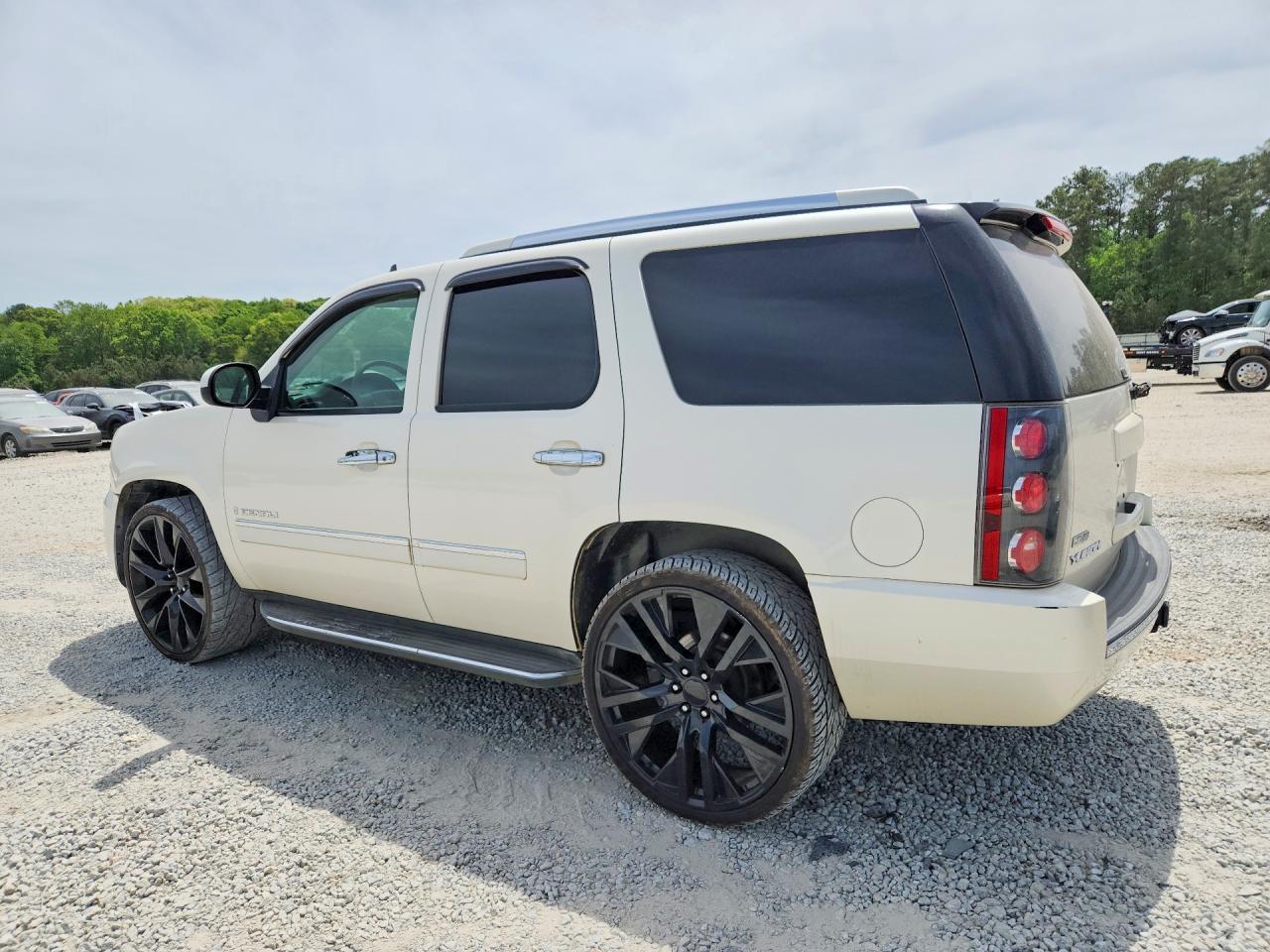 2009 GMC Yukon Denali - Image 2