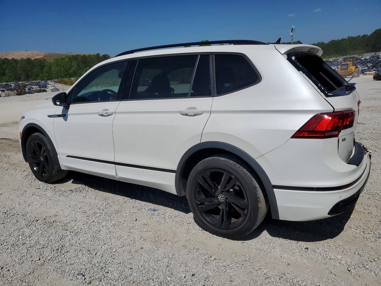 2023 Volkswagen Tiguan Se R-Line Black - Image 2