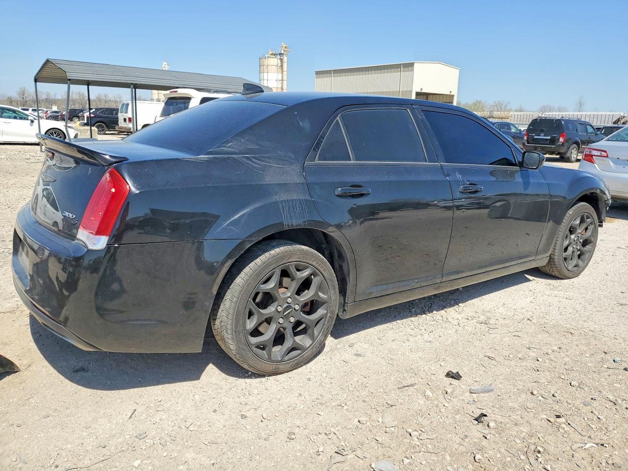 2016 Chrysler 300 S - Фото 3