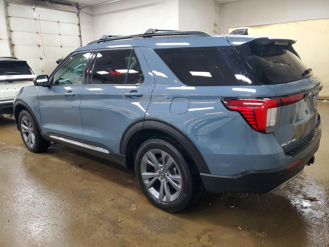 2025 Ford Explorer Active - Фото 2
