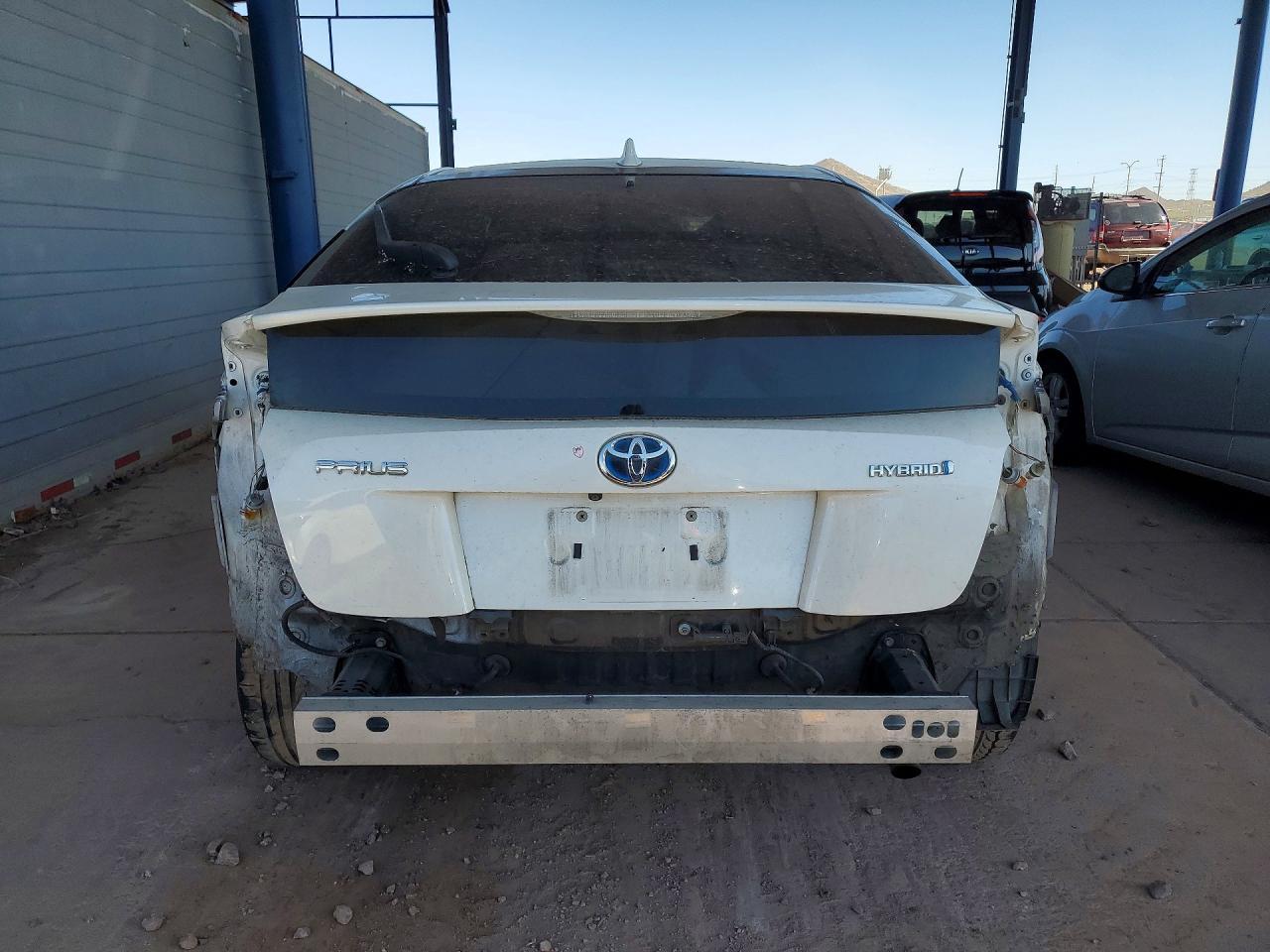 2016 Toyota Prius Three - Фото 6