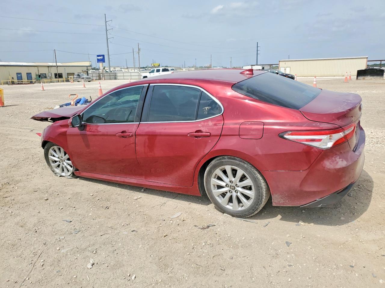 2020 Toyota Camry Le - Фото 2