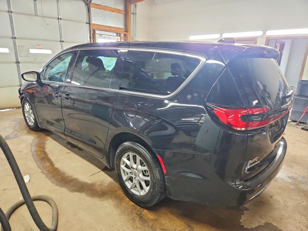 2024 Chrysler Pacifica Touring L - Image 2