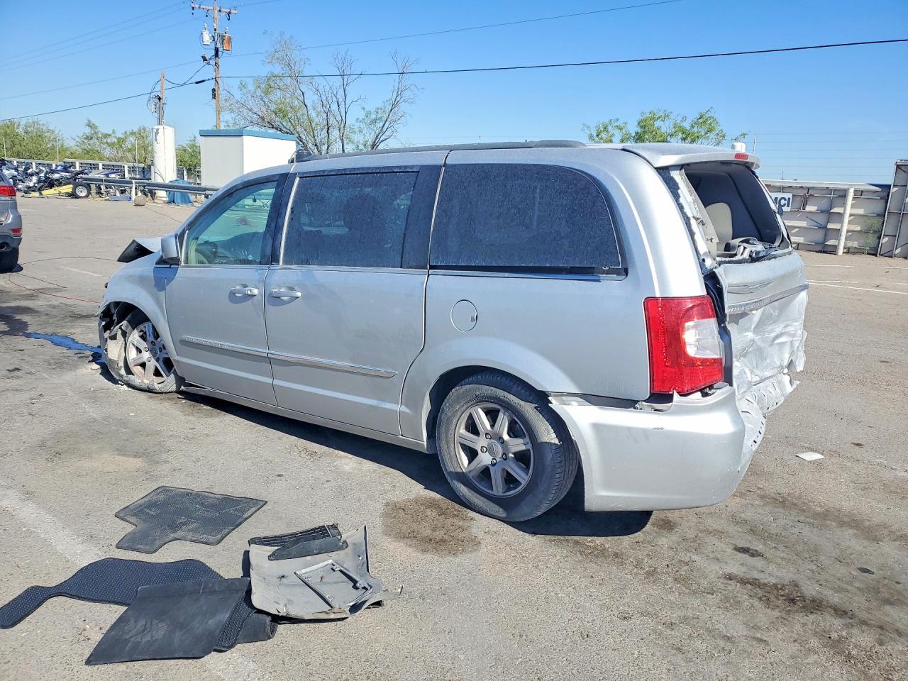 2012 Chrysler Town & Country Touring - Фото 2