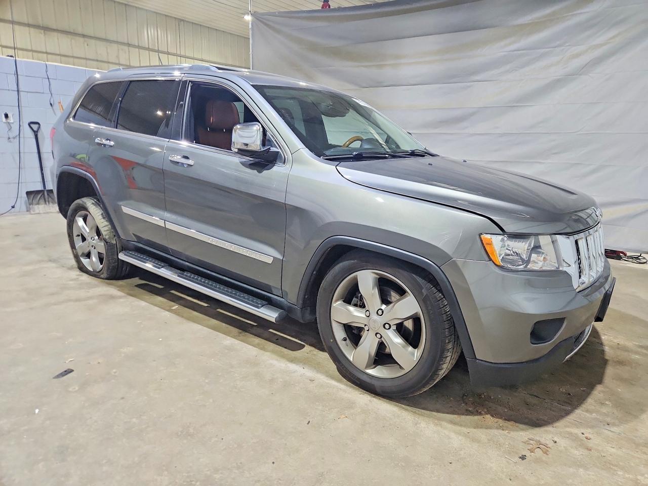 2013 Jeep Grand Cherokee Overland - Image 4