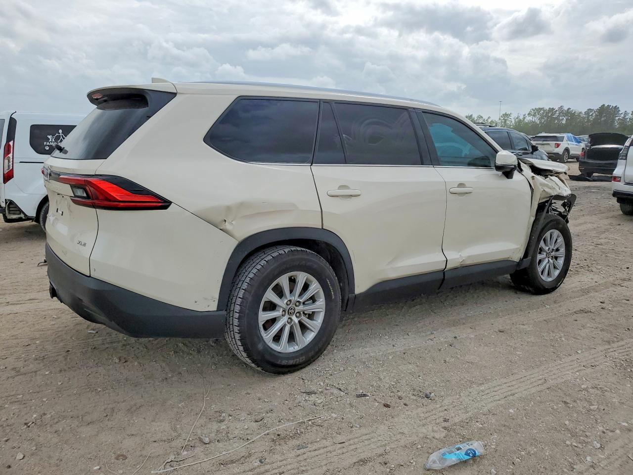 2024 Toyota Grand Highlander Xle - Image 3