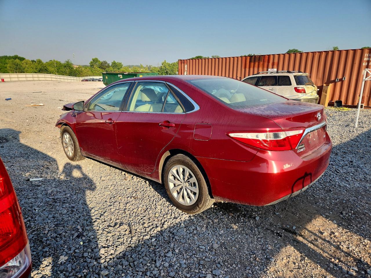 2016 Toyota Camry Le - Фото 2