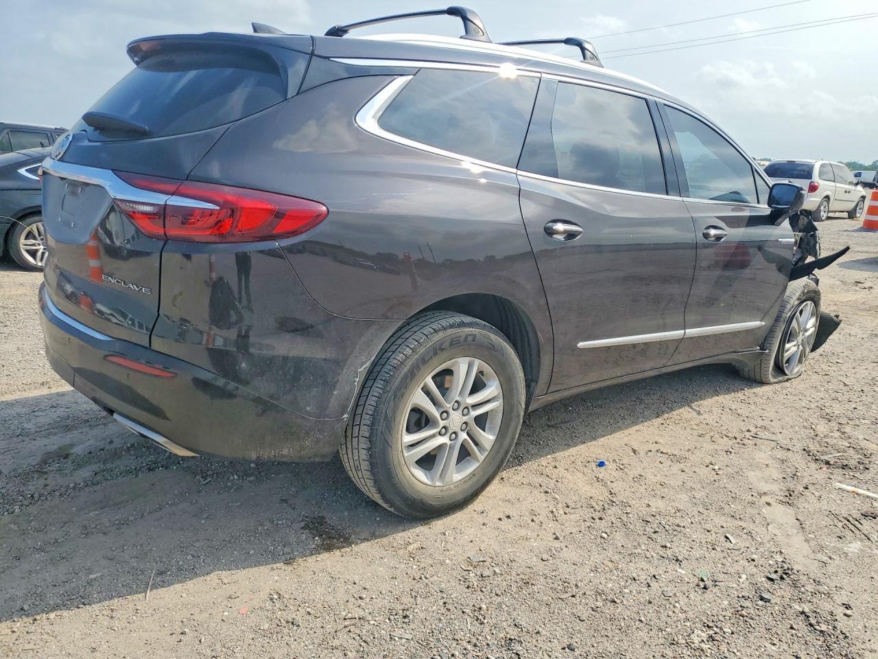 2018 Buick Enclave Essence - Image 3