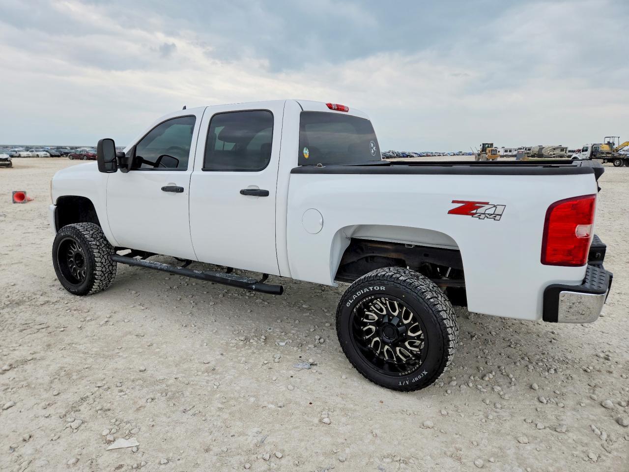 2011 Chevrolet Silverado K1500 Lt - Image 2