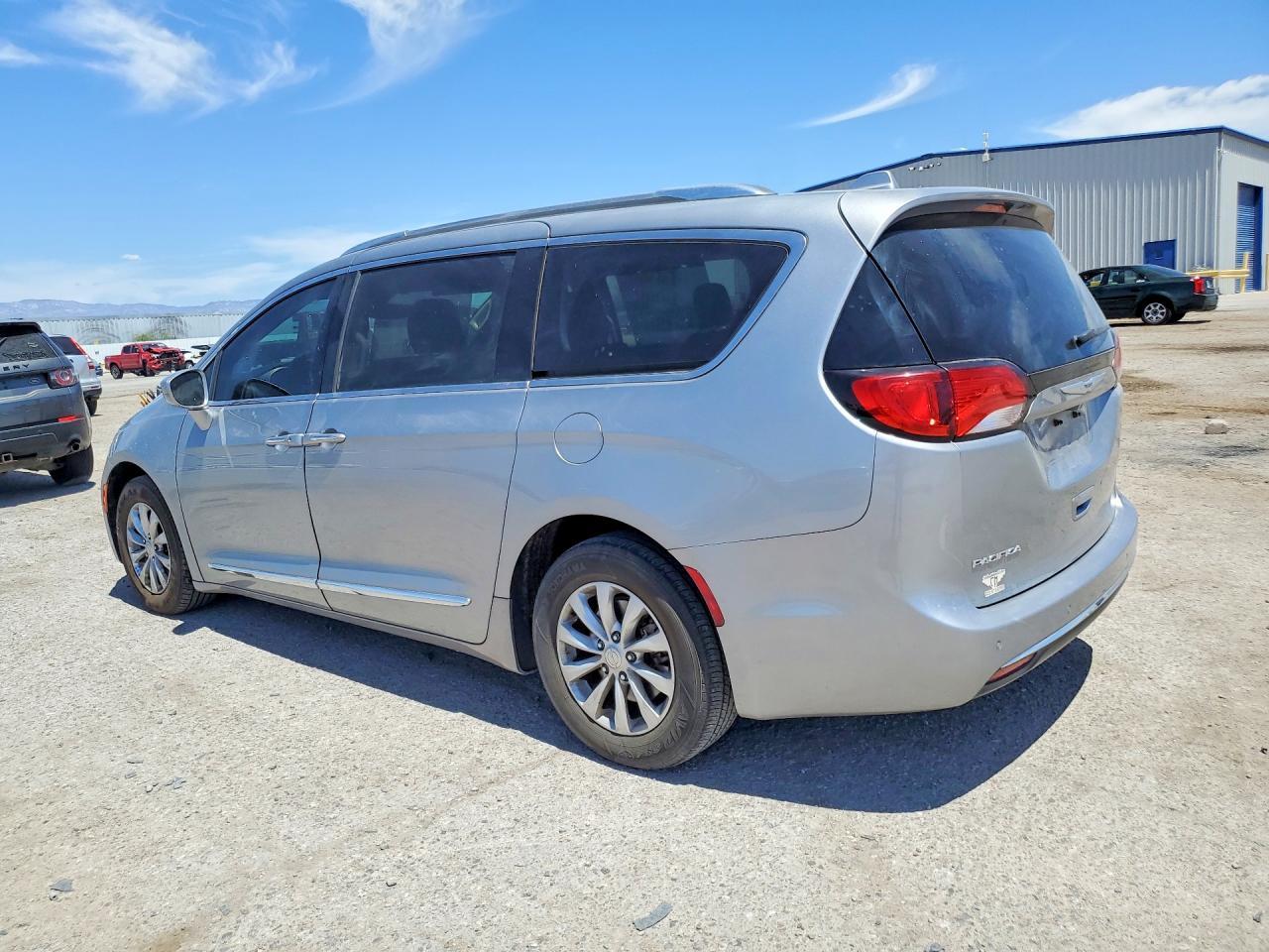 2019 Chrysler Pacifica Touring L - Фото 2
