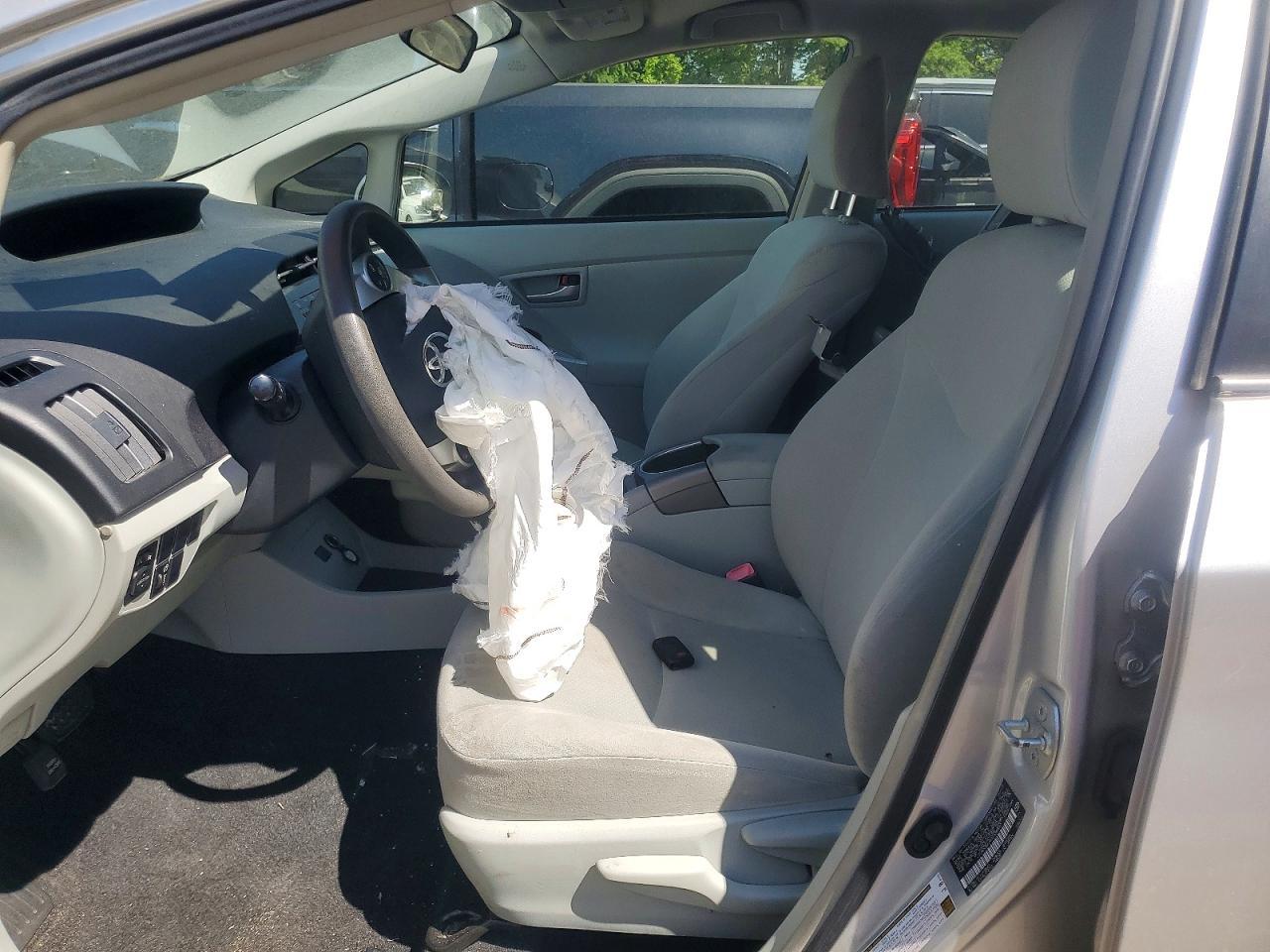 2013 Toyota Prius Three - Image 7