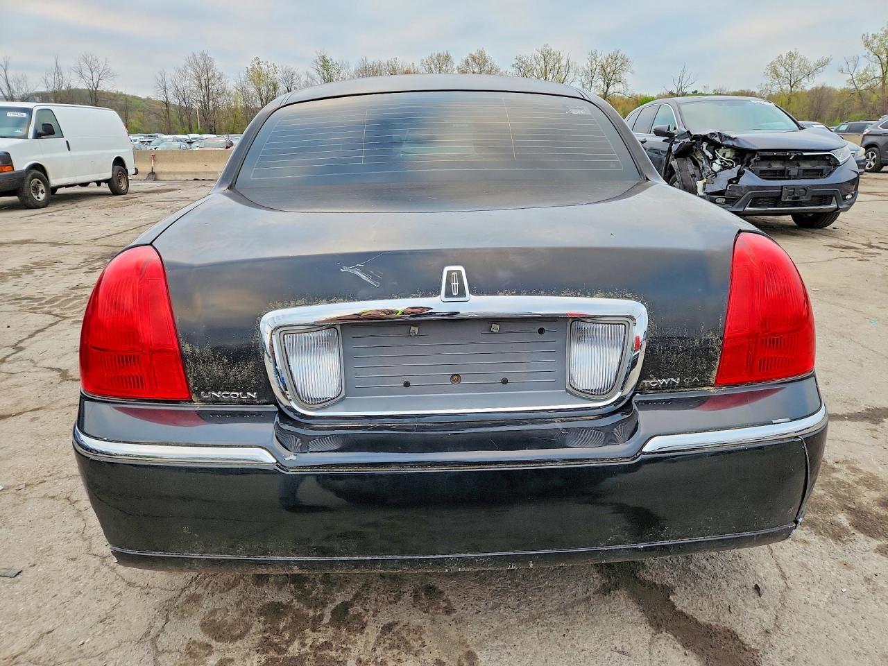2011 Lincoln Town Car Signature Long Wheelbase - Фото 6
