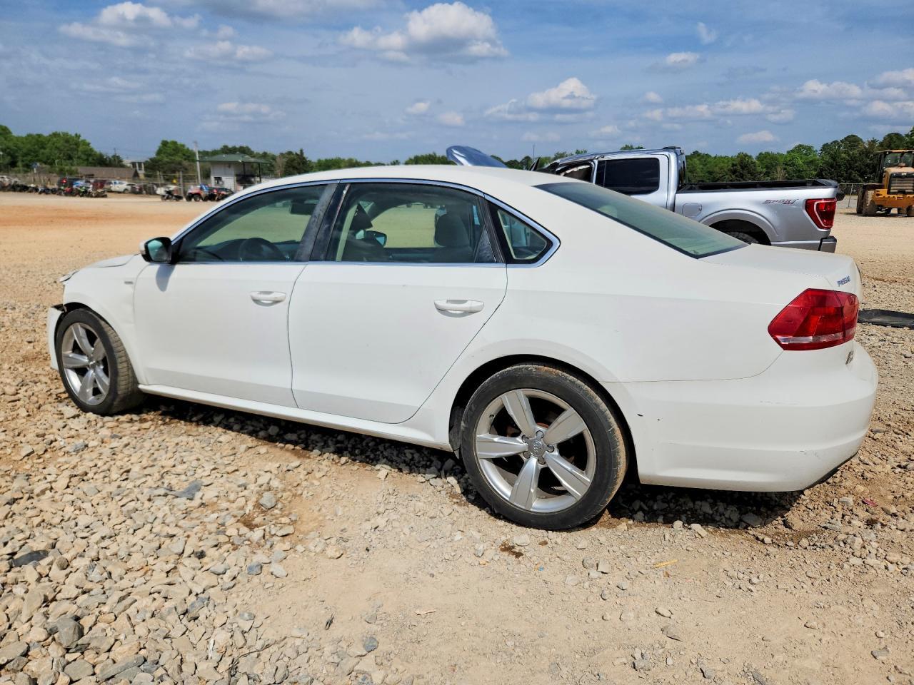 2014 Volkswagen Passat S - Image 2