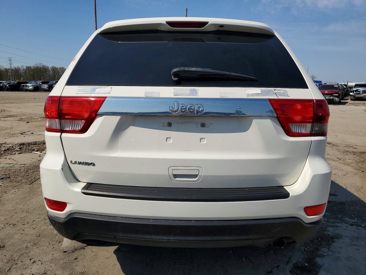 2011 Jeep Grand Cherokee Laredo - Image 6