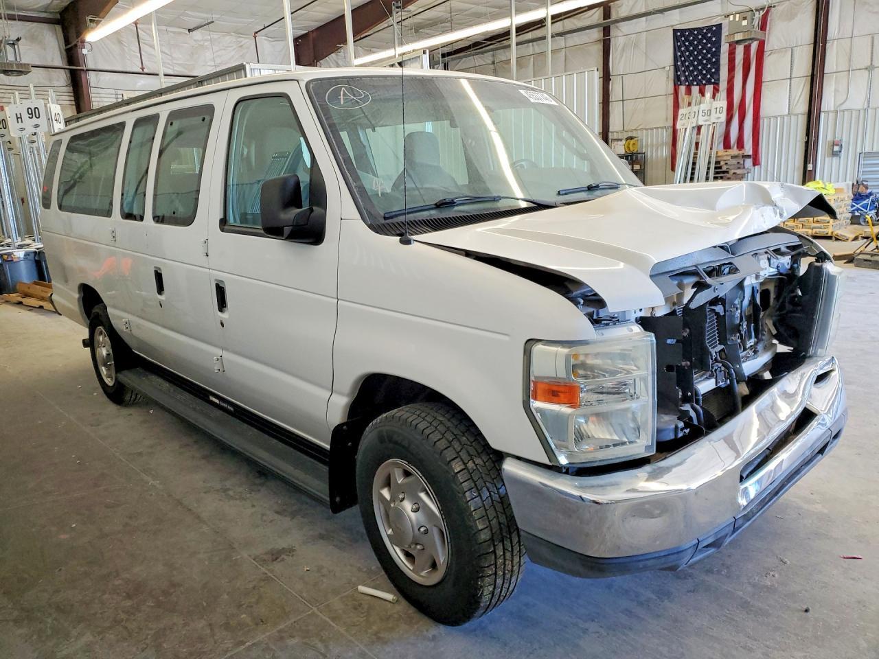 2010 Ford Econoline E350 Super Duty Wagon - Image 4