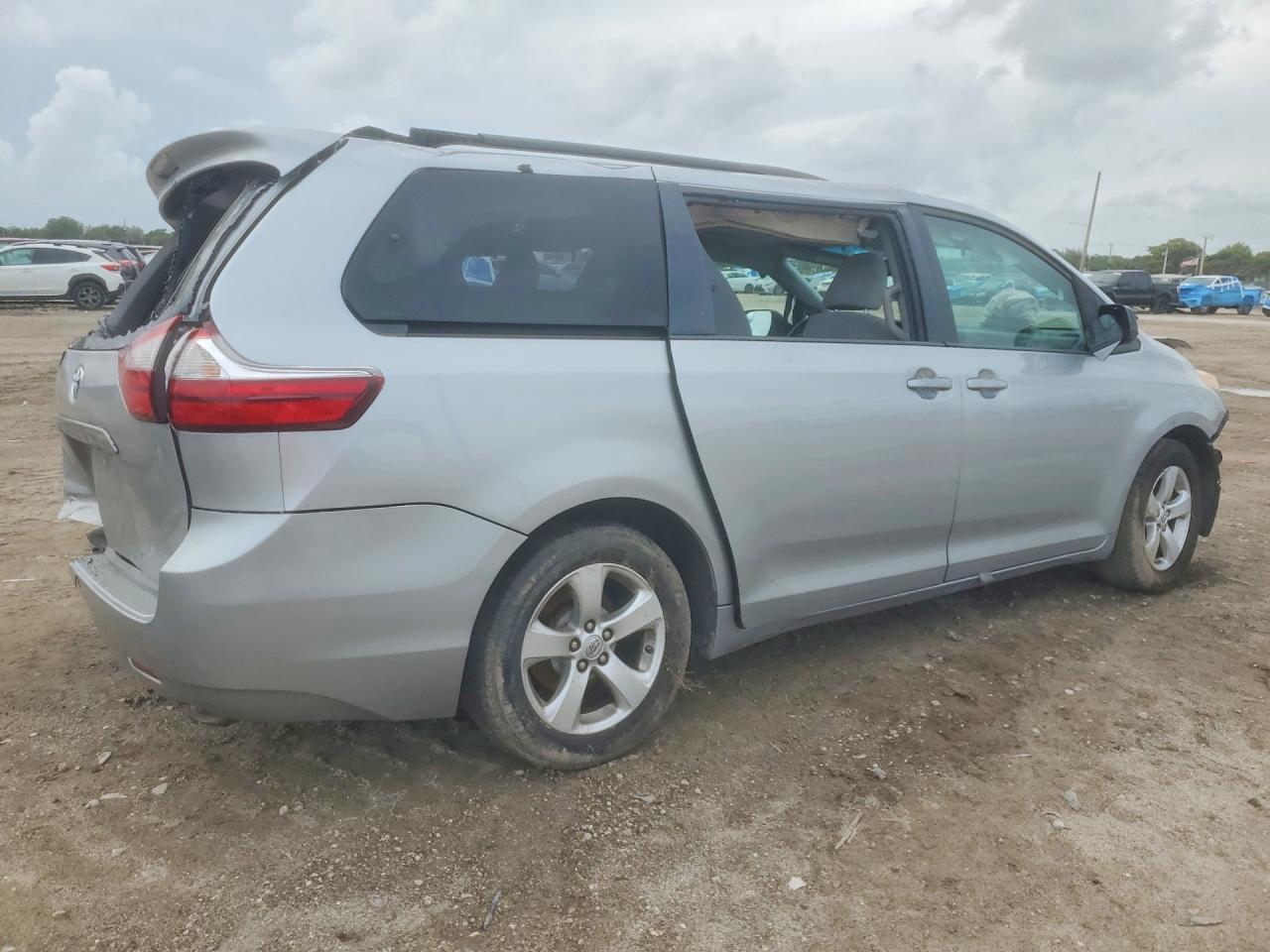 2016 Toyota Sienna Le 8-Passenger - Фото 3