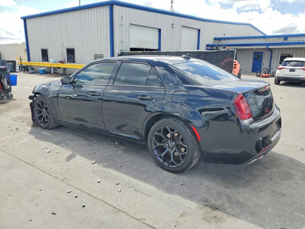 2019 Chrysler 300 S - Фото 2