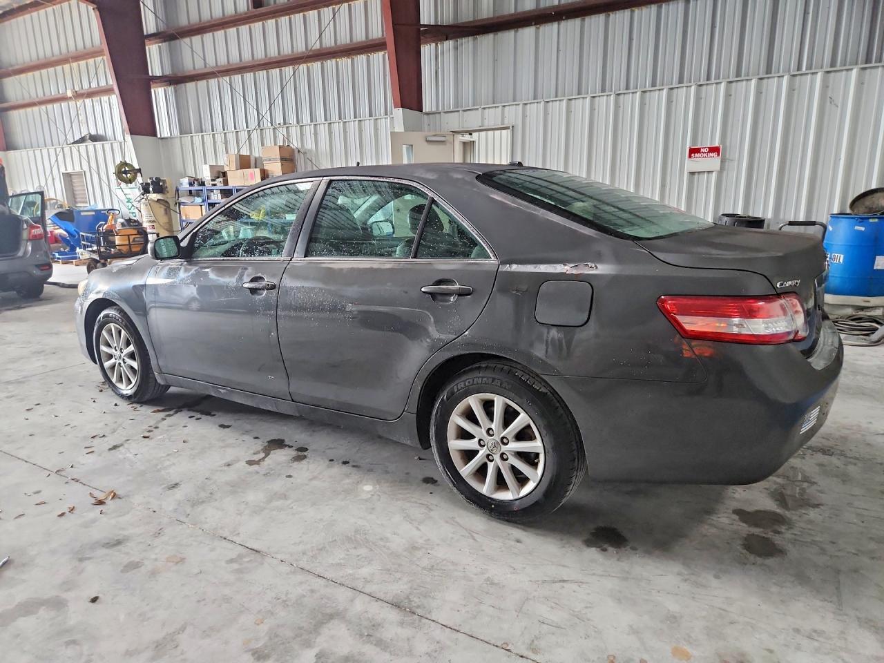 2011 Toyota Camry Xle - Image 2