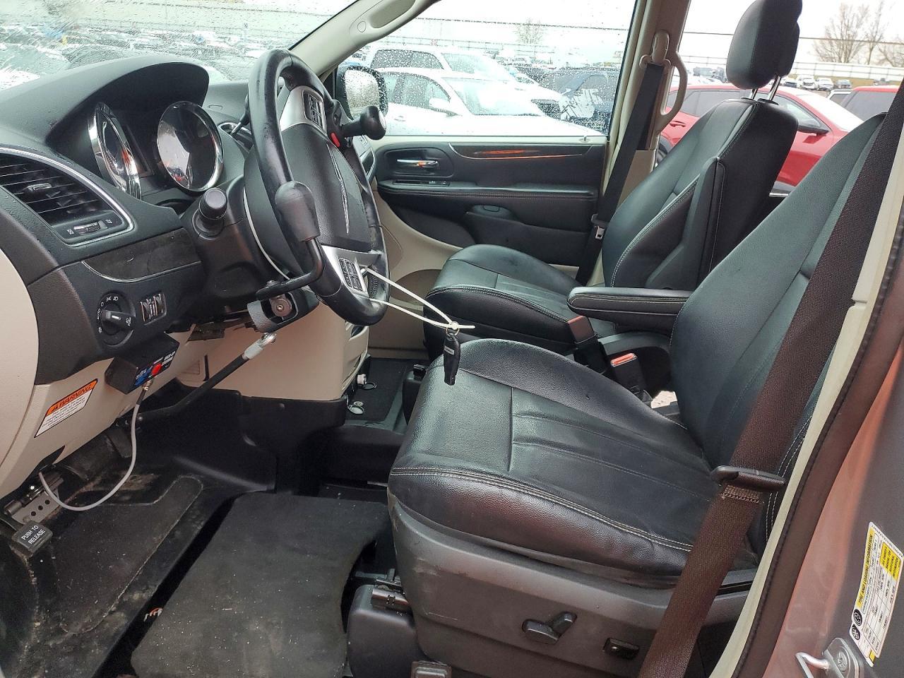 2014 Chrysler Town & Country Touring - Фото 7