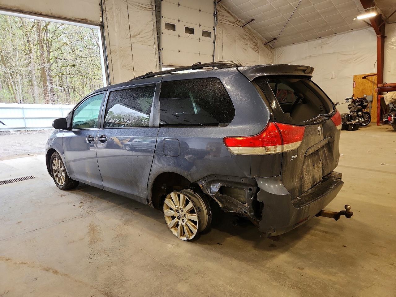 2014 Toyota Sienna Le - Image 2