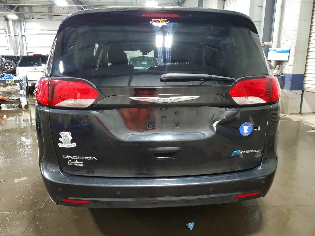 2018 Chrysler Pacifica Hybrid Touring L - Image 6