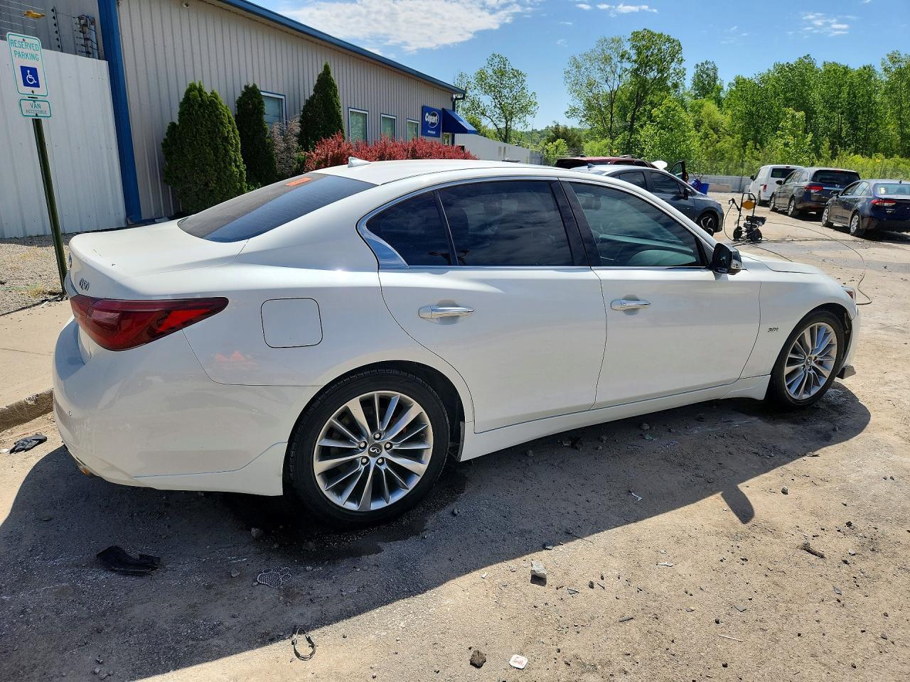 2018 Infiniti Q50 3.0T Luxe - Фото 3
