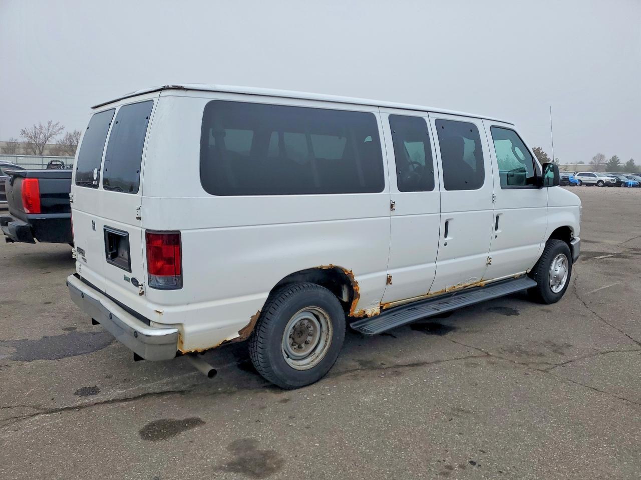 2011 Ford Econoline E150 Wagon - Фото 3