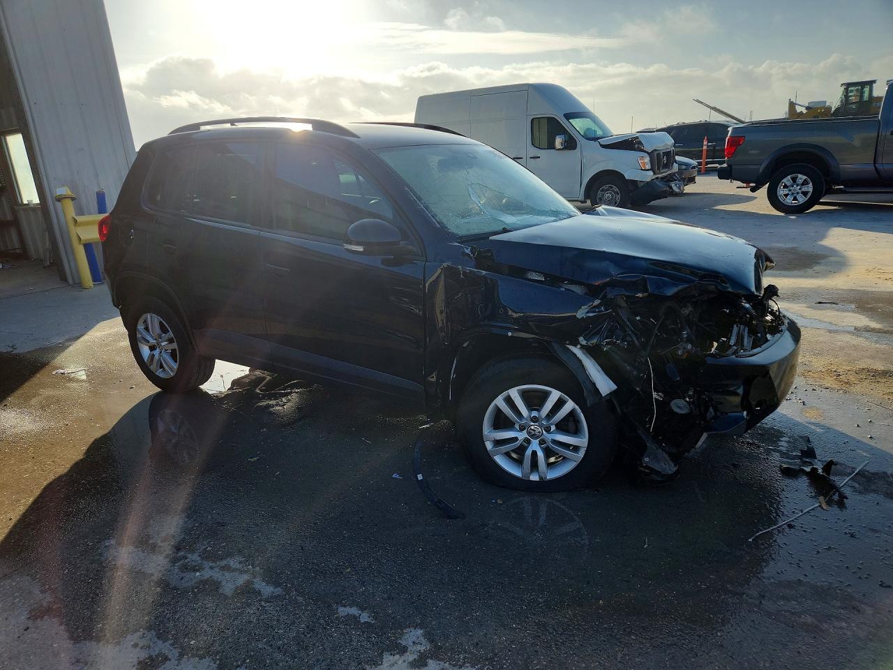 2017 Volkswagen Tiguan S - Фото 4