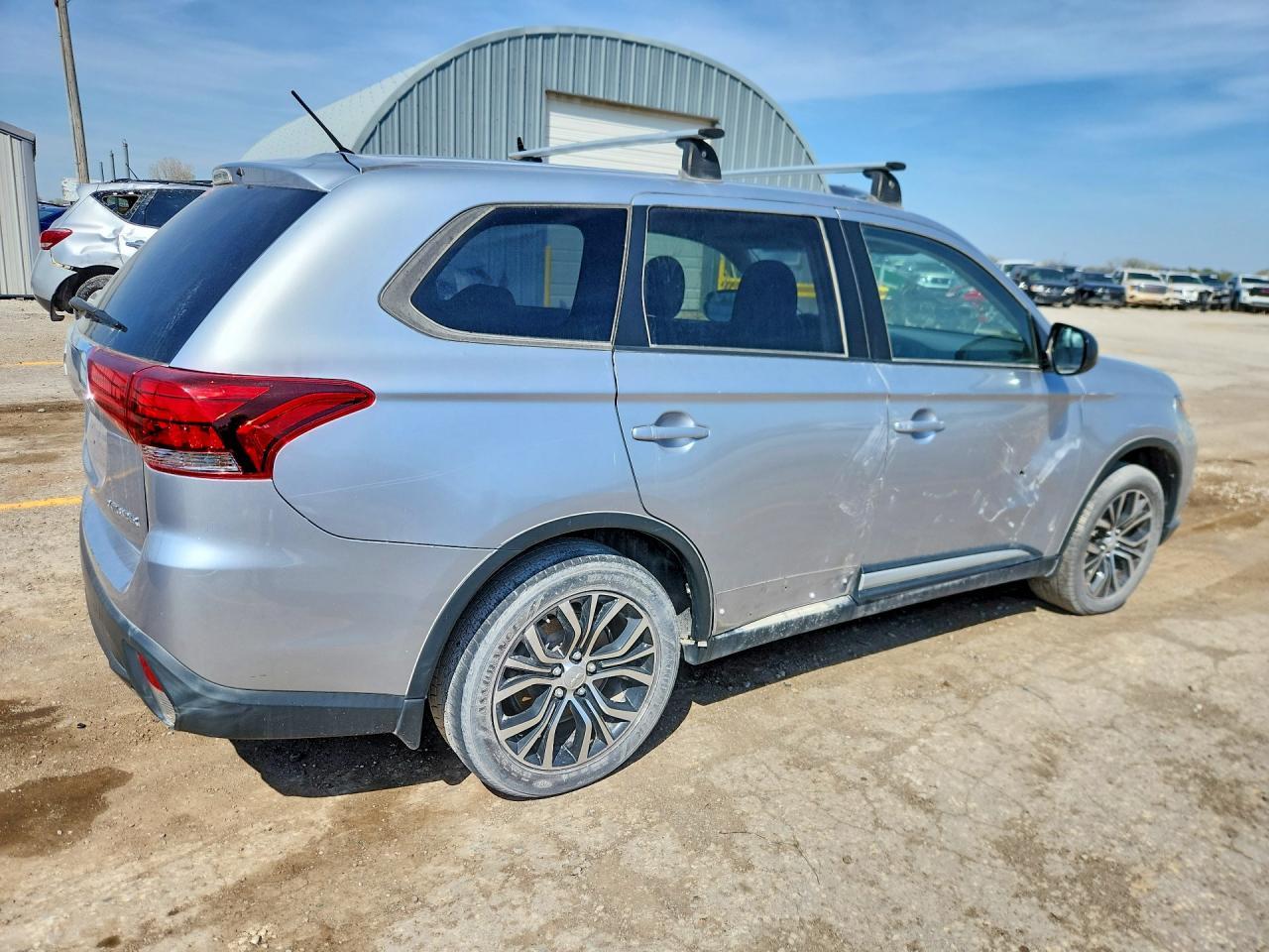 2016 Mitsubishi Outlander Es - Image 3