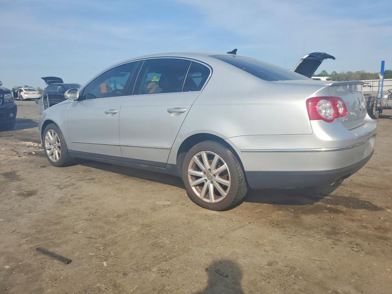 2010 Volkswagen Passat Komfort - Фото 2