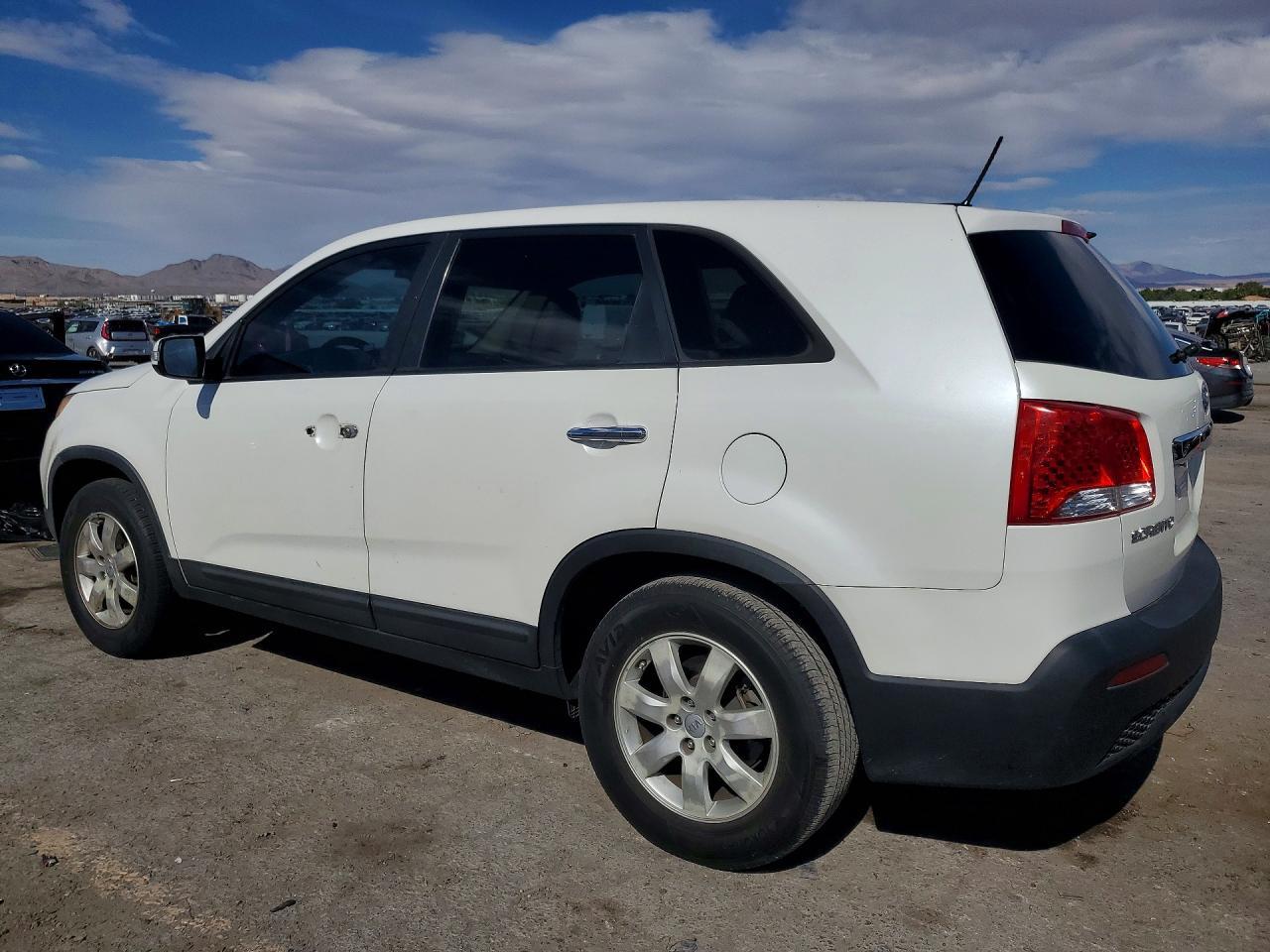 2012 Kia Sorento Lx - Image 2