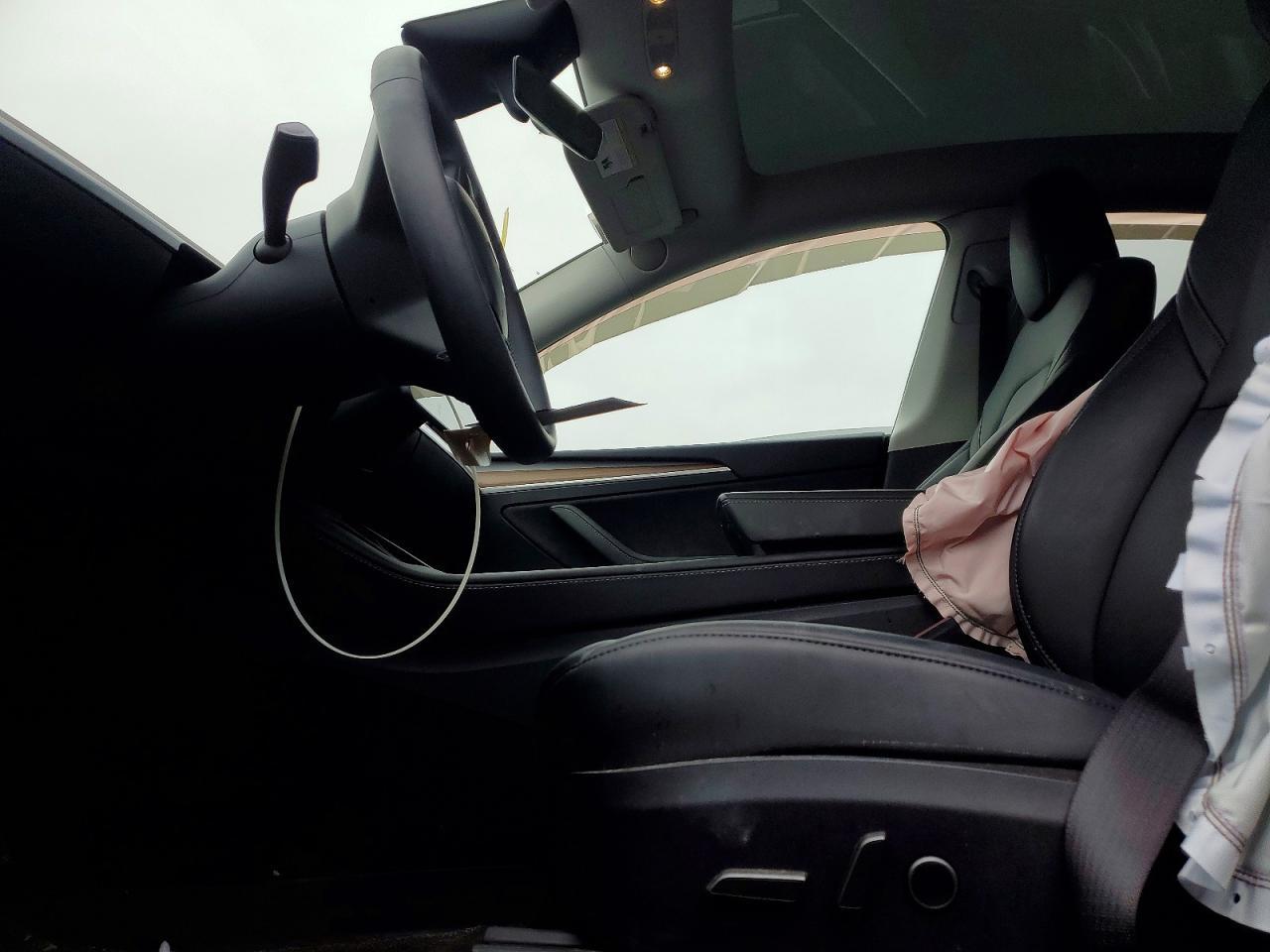 2025 Tesla Model Y - Image 7