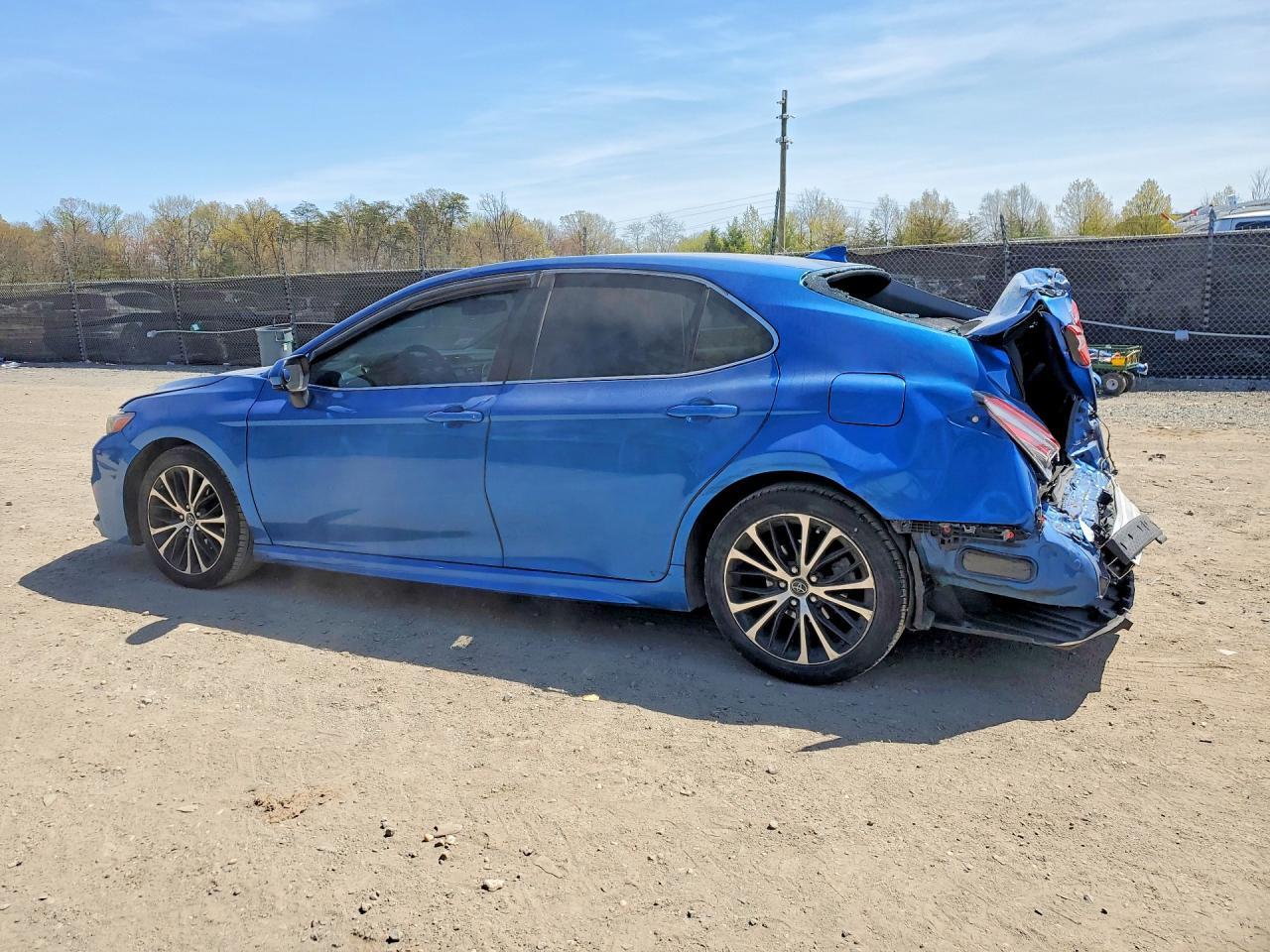 2019 Toyota Camry Se - Фото 2