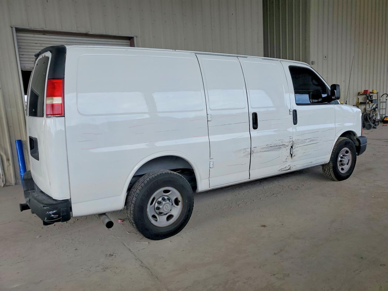 2010 Chevrolet Express G2500 - Фото 3