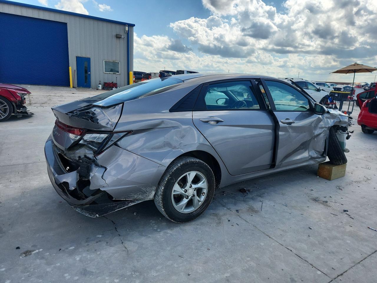 2023 Hyundai Elantra Se - Фото 3